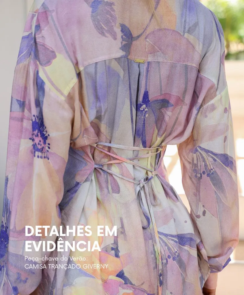 Detalhe das costas da Camisa Trançado Giverny, com amarração e estampa aquarelada